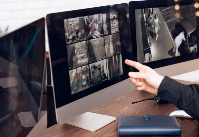 Czy wszystkie pomieszczenia w zakładzie pracy można objąć monitoringiem wizyjnym?